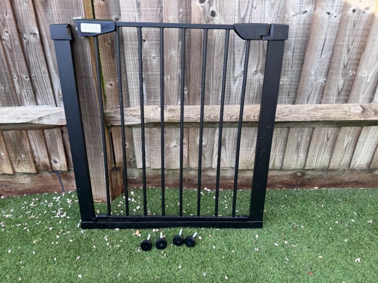 Dog pressure fit safety gate