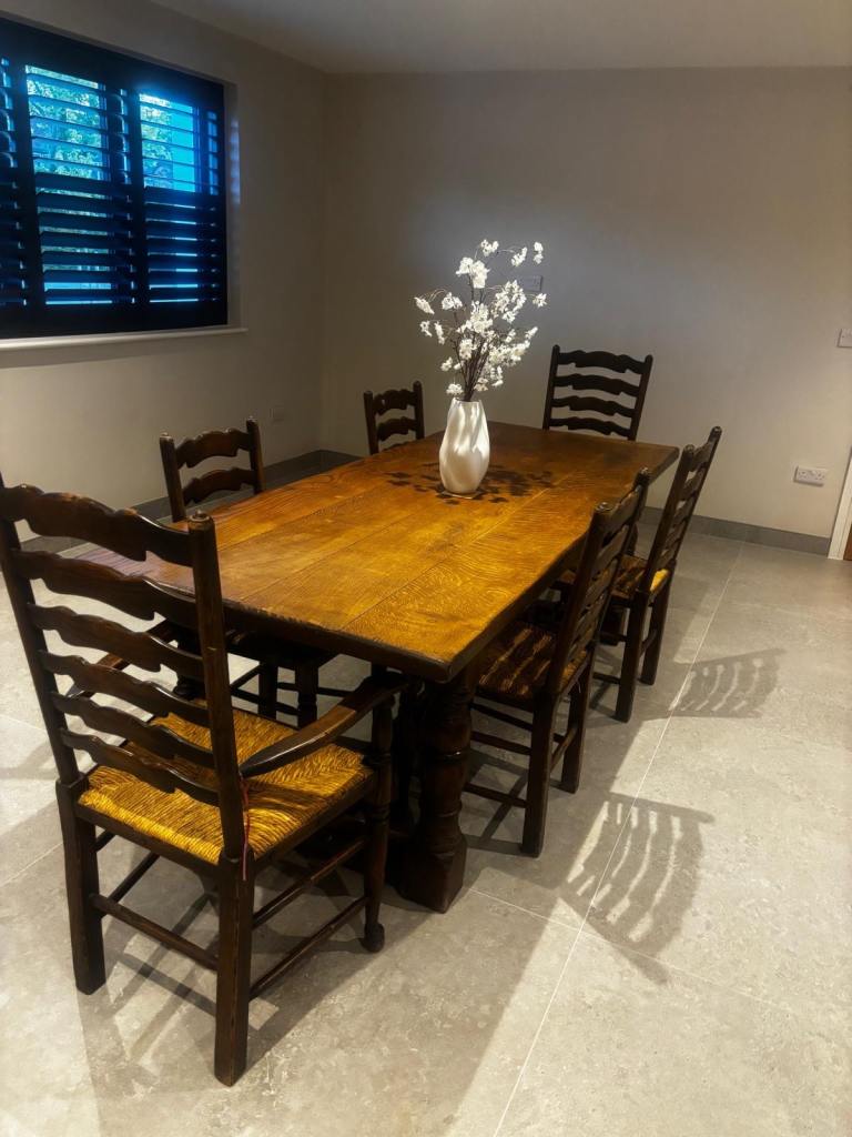  Reduced to clear  Oak dining table with 6 chairs 