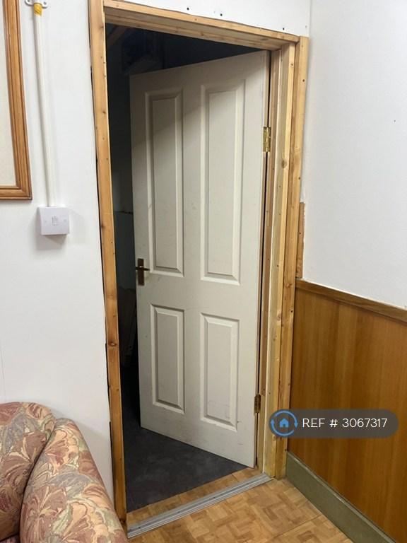 1 bedroom flat in London Road, London, SW17 (1 bed) (#3067317)