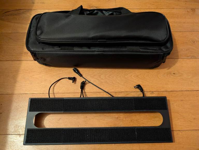 Pedalboard with carrying case and power splitter cable