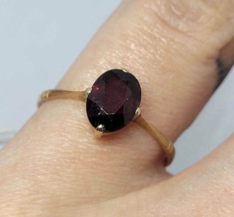 9ct gold & garnet ring