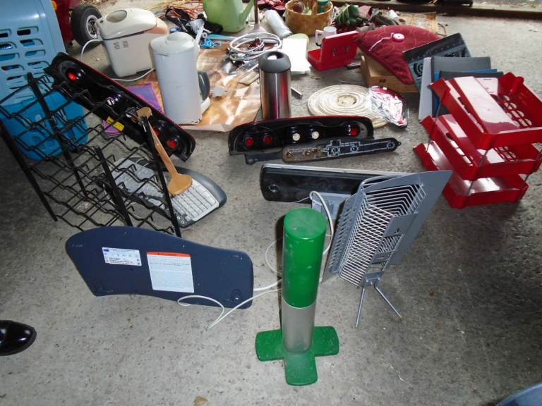 A JOB LOT OF MIXED ITEMS FOR CARBOOT