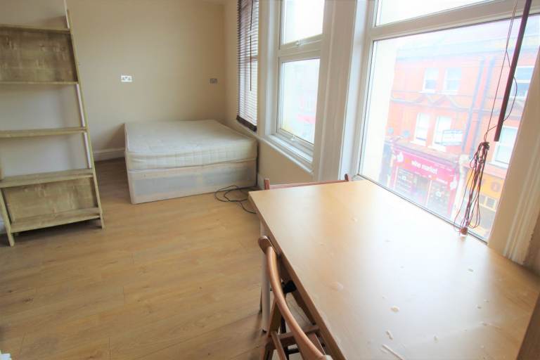 AMAZING VALUE SUPER STUDIO FLAT NEAR ZONE 2 TUBE, 24 HOUR BUSES JUST 15 MINS TO CENTRAL LONDON