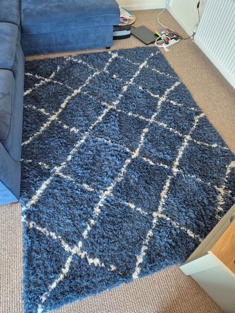 Blue Shaggy Rug with White Geometric Pattern – Good Condition