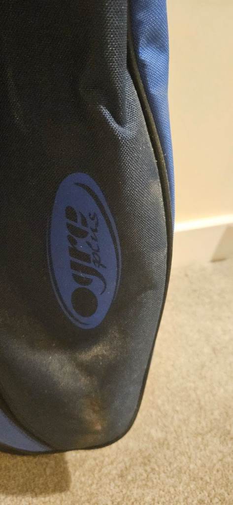 Complete junior golf set. Perfect for beginners. Ready to play 