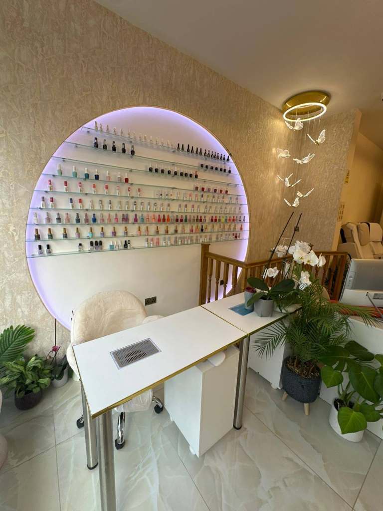 Nail station and beauty room to let