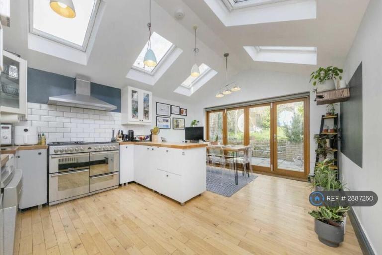 2 bedroom flat in Gleneldon Road, London, SW16 (2 bed) (#2887260)