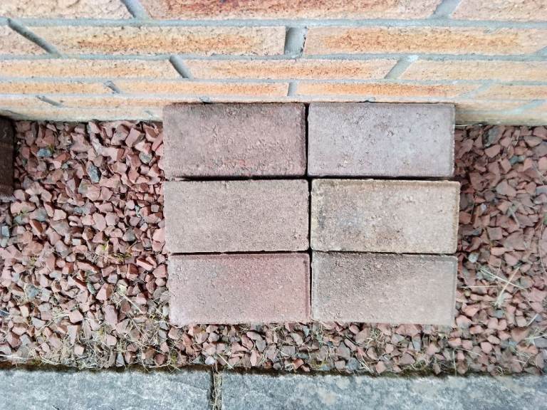 Paving Bricks x18. 'Driveway' style, Red Block.