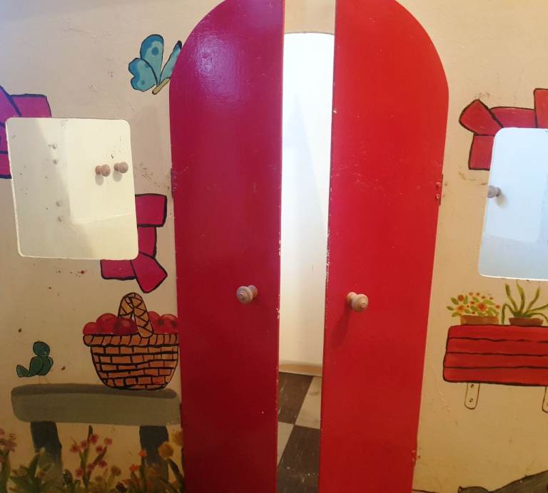 Brixton Flat Clearance- Children’s Playhouse/Single Bed/Dishes/Small Desk/Slat Couch/Chairs/Recliner