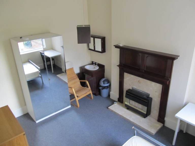 Single professional sought for house share in WEST BRIDGFORD.