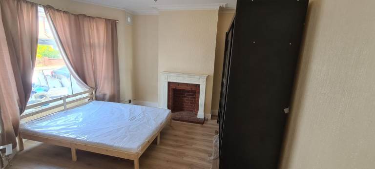 WOOD FLOORING - FEMALES PREFERRED (£650 PM) ALL BILLS INC – 2 MINUTES WALK FROM SEVEN KINGS STATIONS