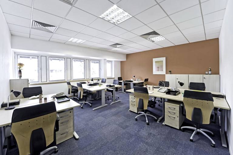 Birmingham - B37 7YN \ Serviced Office for Rent with 5-Desk Capacity