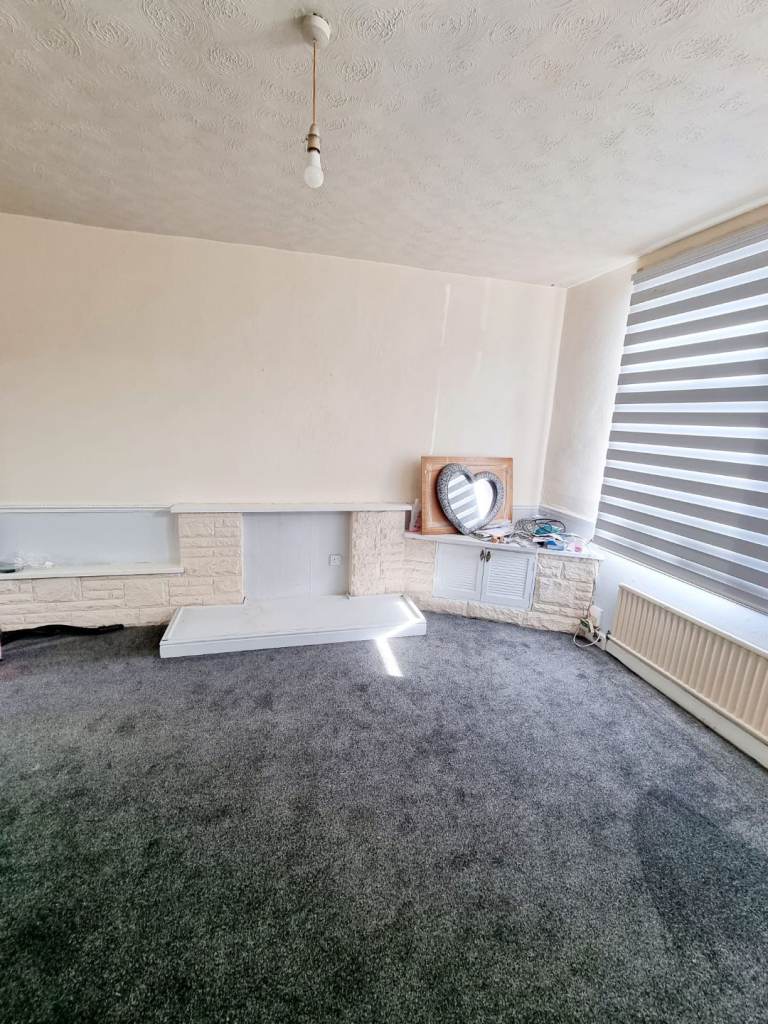 3 bedroom terrace BB11 near town centre