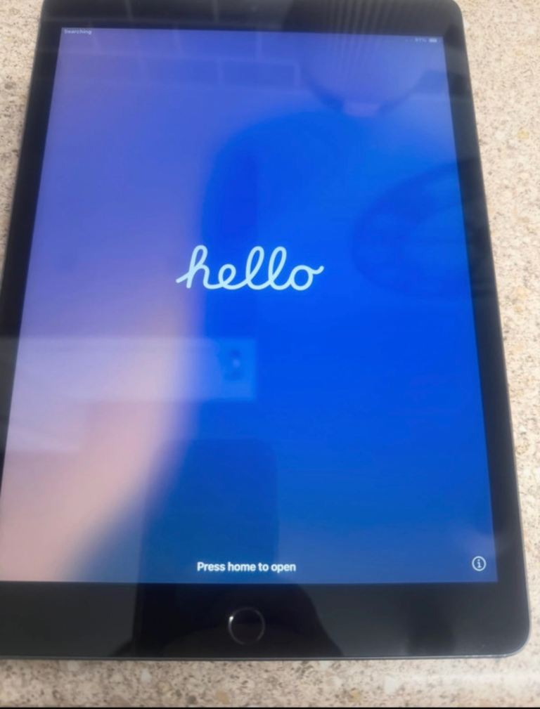 Ipad 2021 64gb with Logitech case/keyboard 