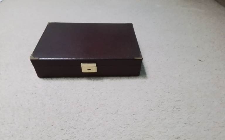 Burgundy leather single tier jewellery box
