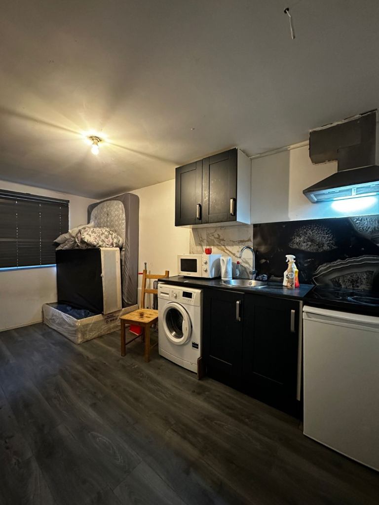 STUDIO FLAT IDEAL LOCATION AVAILABLE NOW 