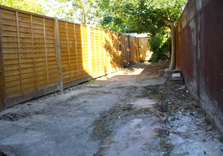 WONDERFUL NEWLY REFURBISHED 1 BEDROOM GARDEN FLAT 2 MINS WALK TO ZONE 3 TUBE, BUSES & SHOP 