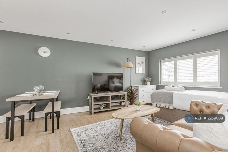 1 bedroom flat in Boon House, Egham, TW20 (1 bed) (#2259039)