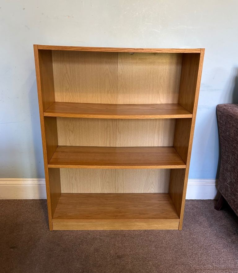Oak Effect Bookcase 4 Shelves 2 Adjustable  H41in/104cm W31.5in/80cm D13in/33cm Good condition  J133