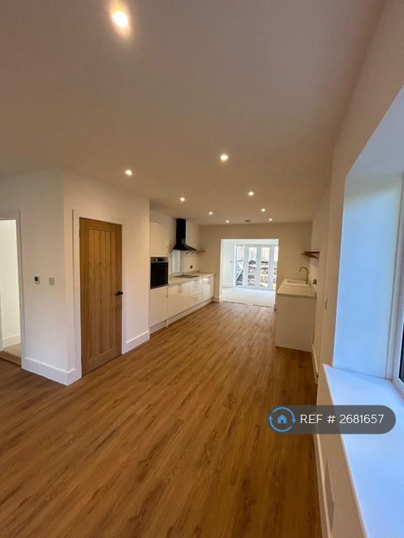 image for 3 bedroom house in Kings Road, Berkhamsted, HP4 (3 bed) (#2681657)