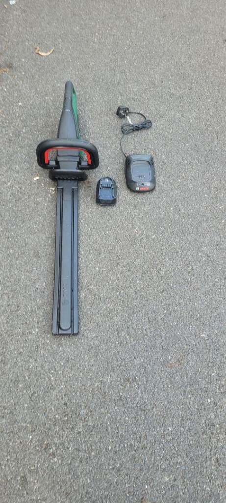 Bosch 18V Cordless Hedge trimmer (2.5Ah) - Universal Hedge Cut 18-55 excellent condition