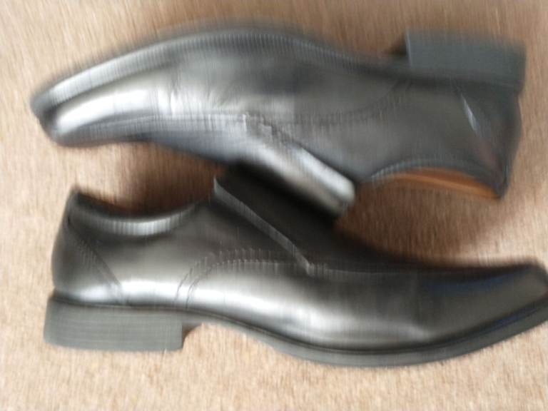 LEATHER SHOES/BLACK. SIZE 10.5. CLARKS. SMART/SLIP ON. AS NEW COND.