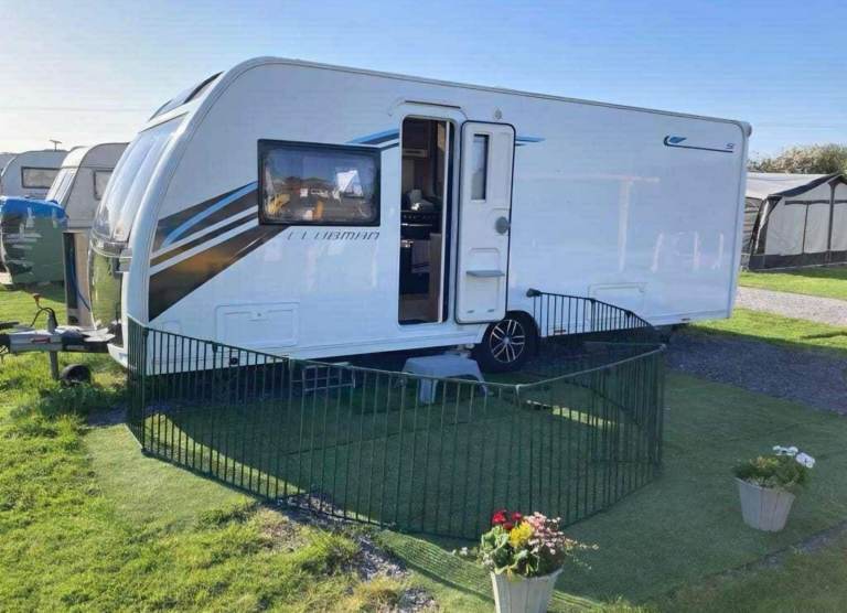 Lunar clubman SI 2017 caravan with awning
