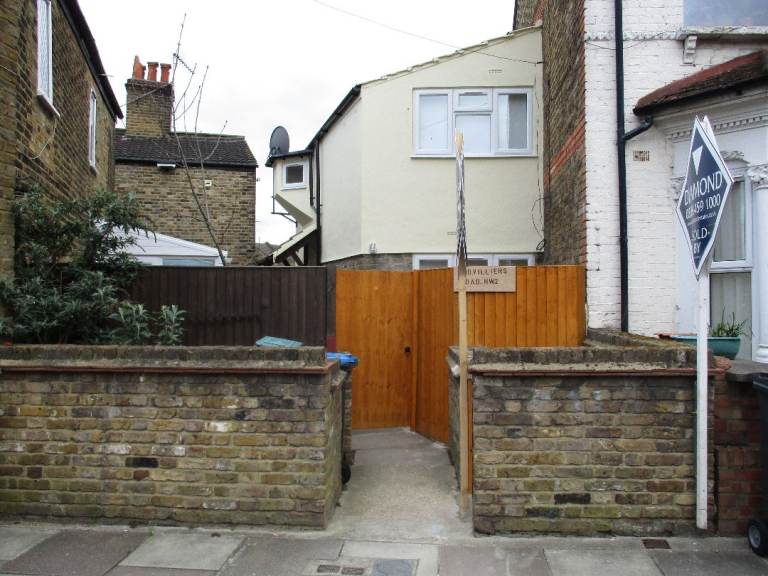 BRAND NEWLY RENOVATED GREAT VALUE 2 DOUBLE BEDROOM HOUSE & GARDEN NEAR ZONE 3/2 TUBE & 24 HR BUSES