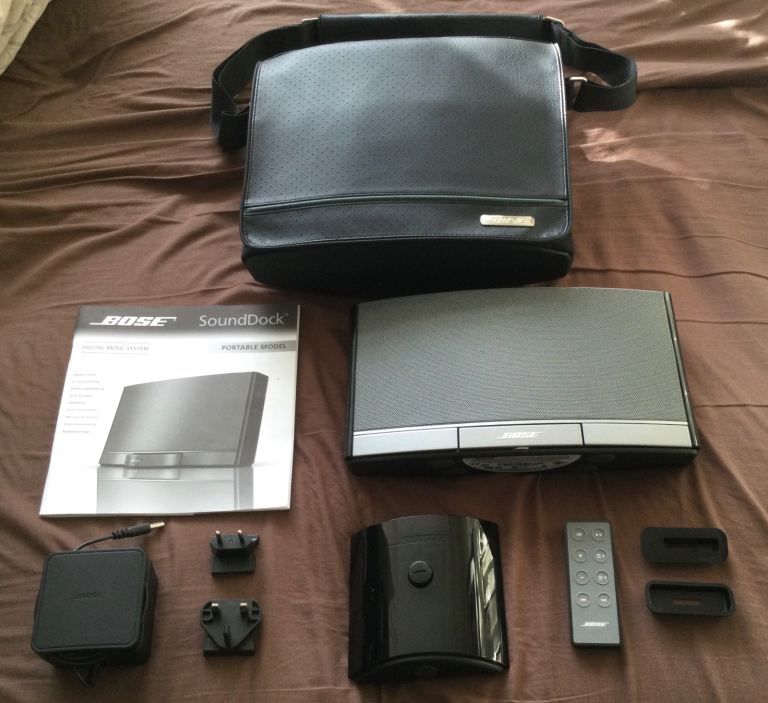 BOSE SOUNDDOCK PORTABLE WIRELESS BLUETOOTH SPEAKER & BOSE LEATHER TRAVEL BAG - BRAND NEW CONDITION!