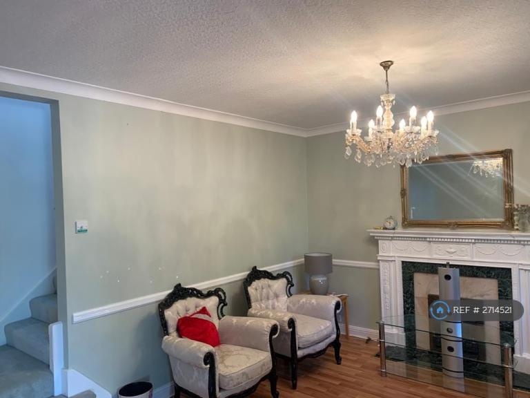 5 bedroom house in Noak Hill Road, Romford, RM3 (5 bed) (#2714521)