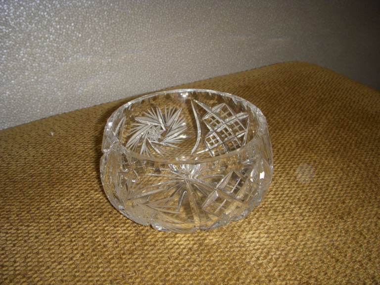 Pretty crystal bowl approximately 12.5cm diameter and 5 cm high - heavy