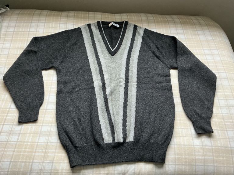 Vintage PRINGLE WOOL JUMPER, GREY, MENS V NECK 