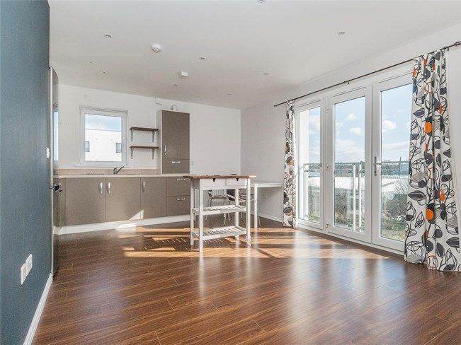 Extremely contemporary, 2 bedroom, 4th floor, unfurnished flat in Crewe – available NOW