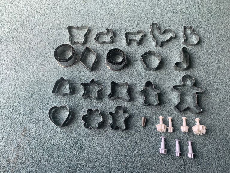 23 Metal + 6 Plastic Pastry/Biscuit Cutters 