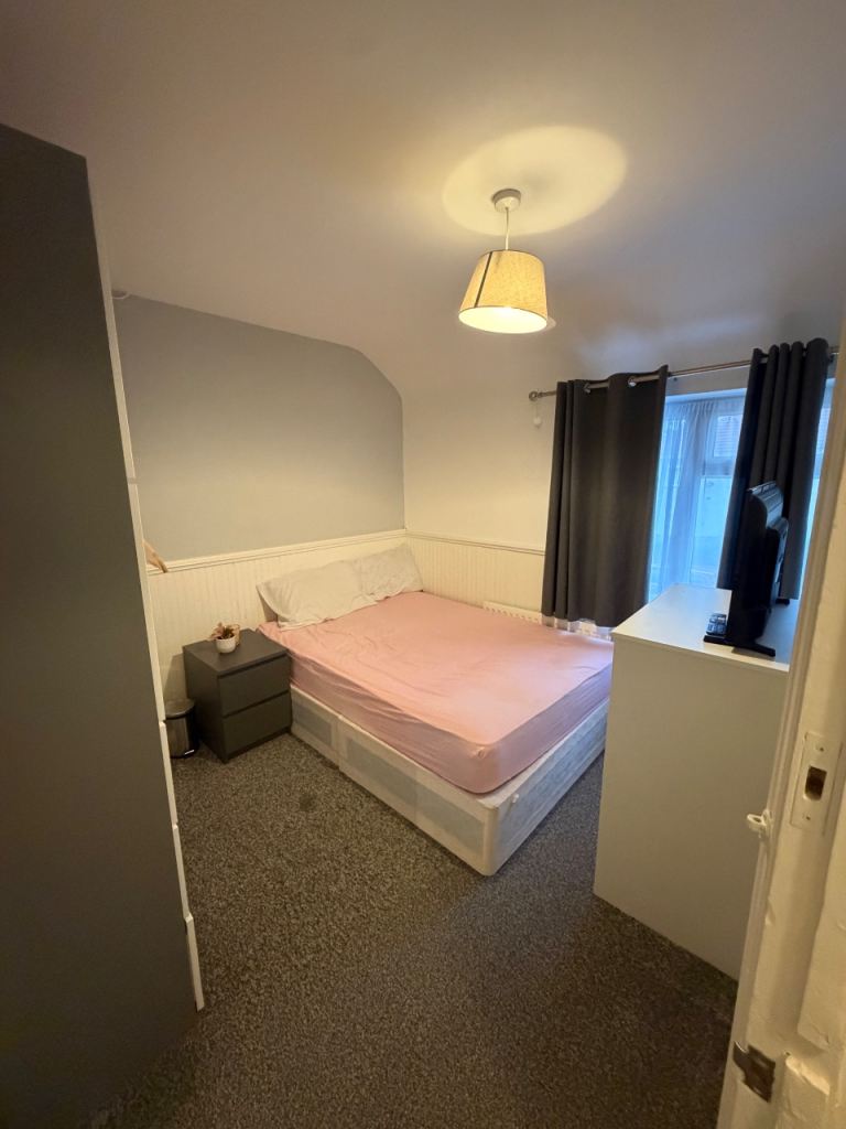 Double bedroom in a 3 bedroom house 