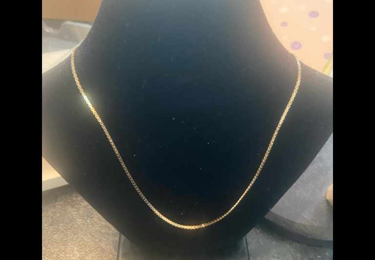 Beautiful 9ct Gold chain 18.5” weight 3.5g selling SCRAP/WEAR. See details in listing. 