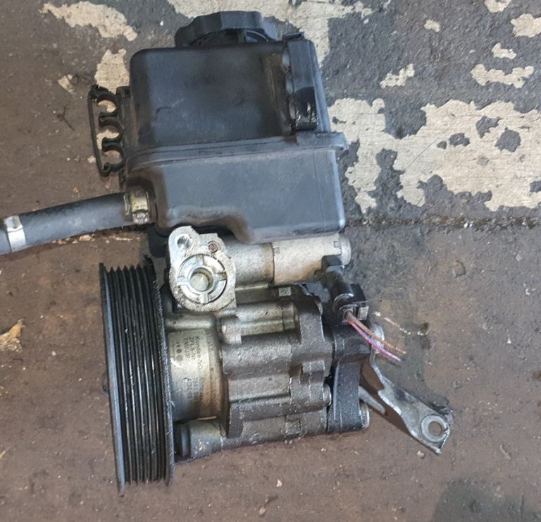 Mercedes Benz C220 Power Steering Pump And Reservoir 2009