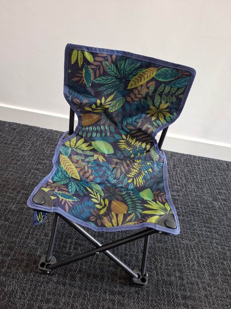 Portable Folding Camping Chair – Vibrant Tropical Leaf Print (Excellent Condition)