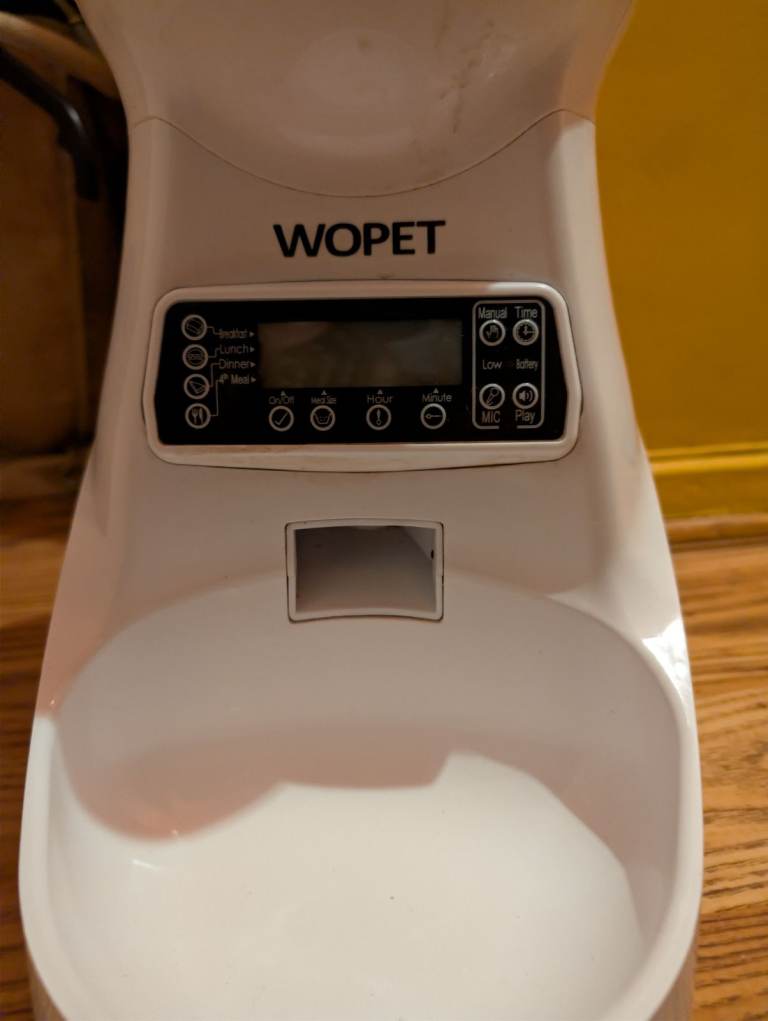 Cat automatic dry food feeder / dispenser - chipped but works perfectly