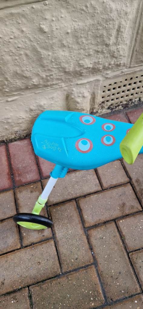 SCUTTLEBUG XL FOLDABLE RIDE ON TRIKE. VERY GOOD CONDITION.