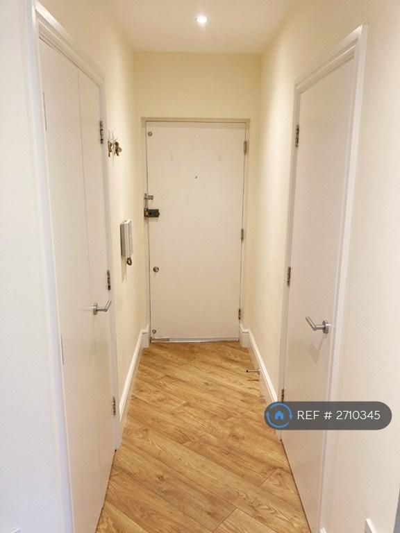 2 bedroom flat in Tower Bridge Road, London, SE1 (2 bed) (#2710345)