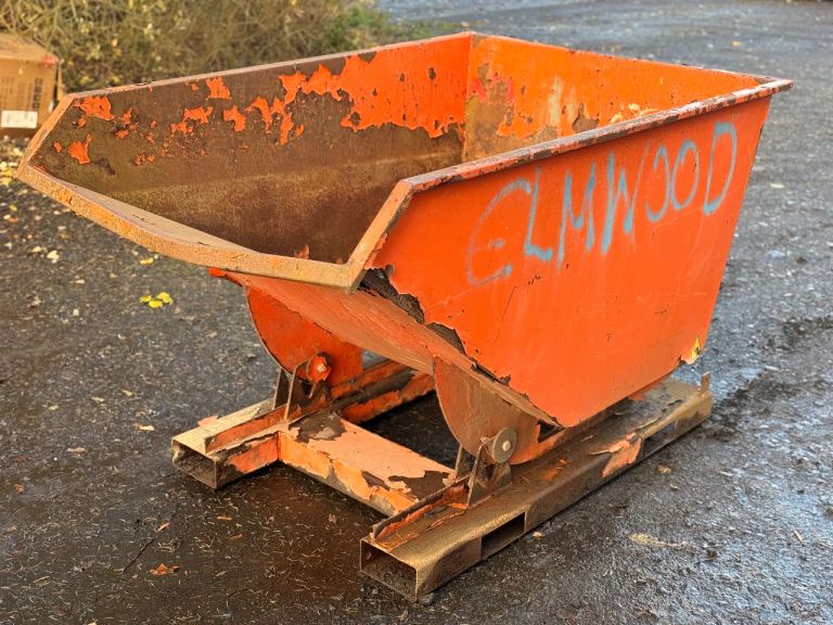 Fork truck tipping skip
