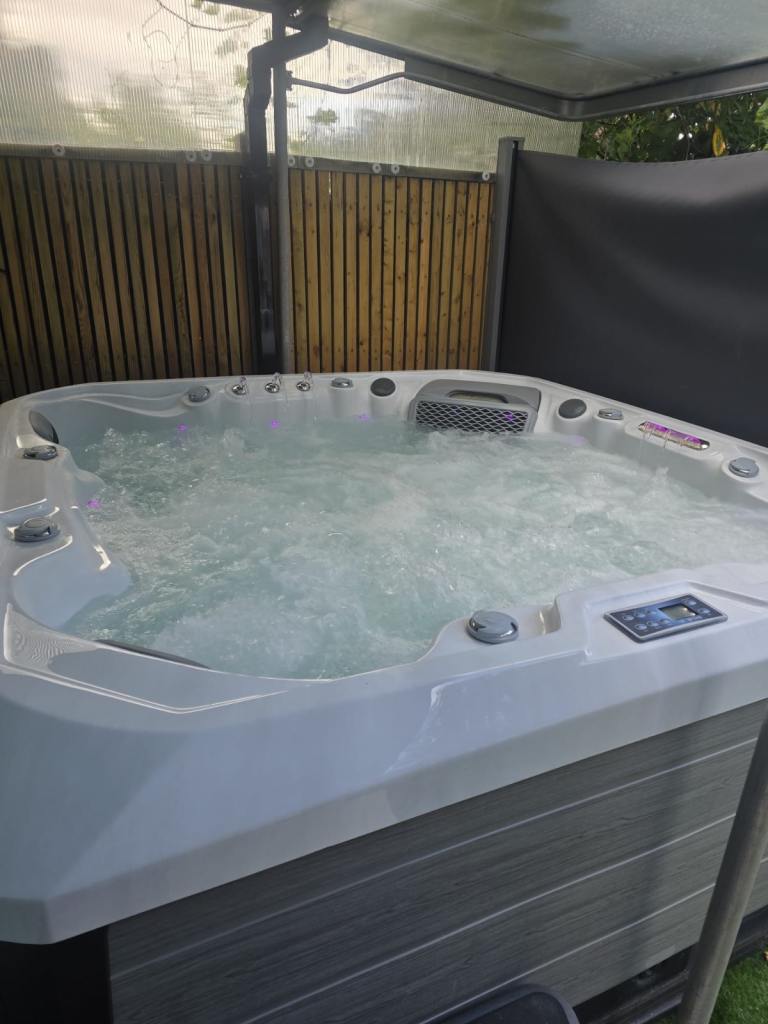 5-6 Seater Hot Tub – Excellent Condition with LED Lighting