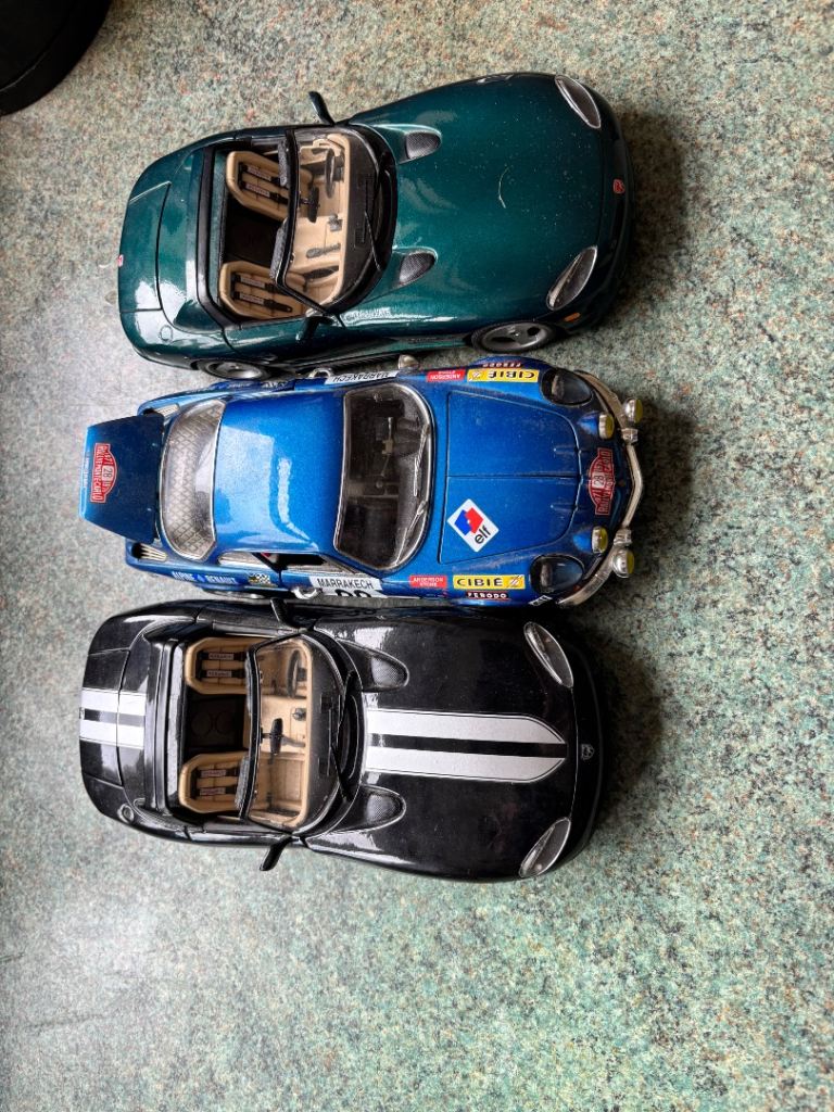 Selection of12 burago model cars including Ferraris and vipers