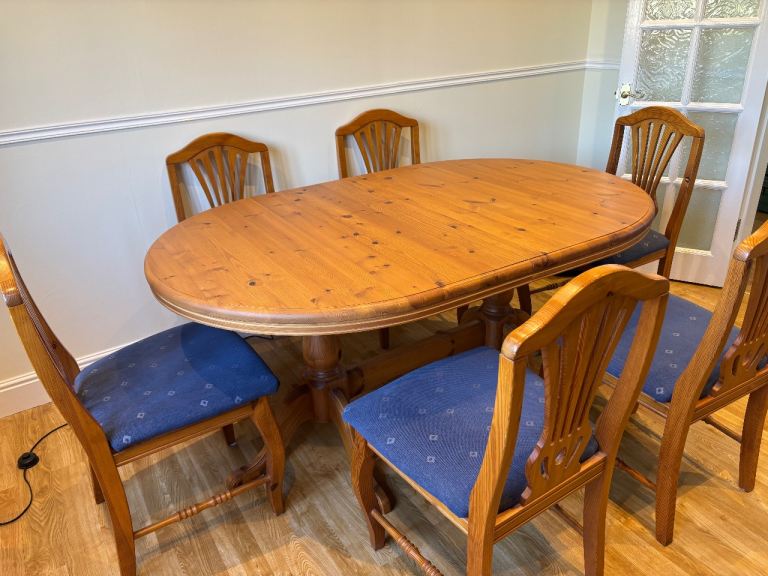 Pine Extendable Dining Table with 6 Chairs – Good Condition
