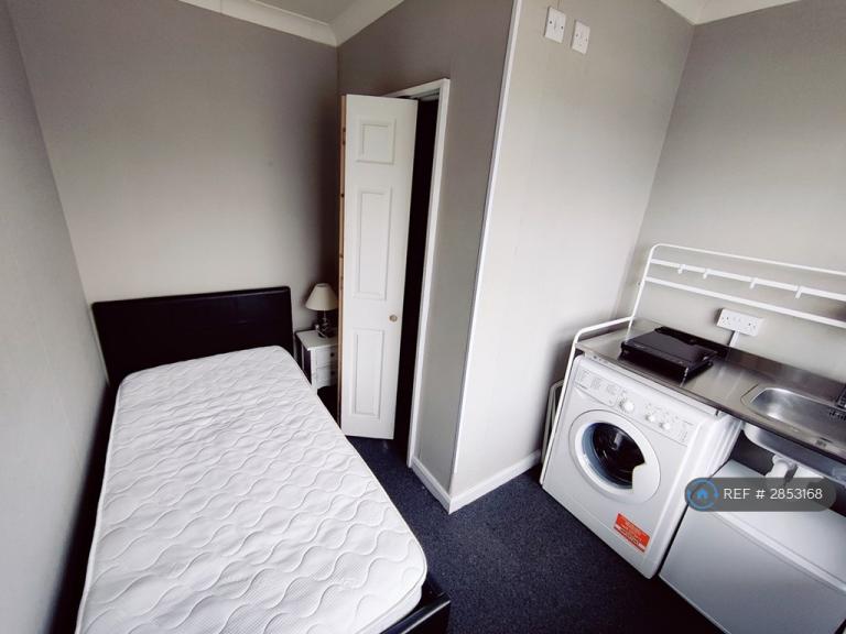 Studio flat in Moat Farm Road, London, UB5 (#2853168)