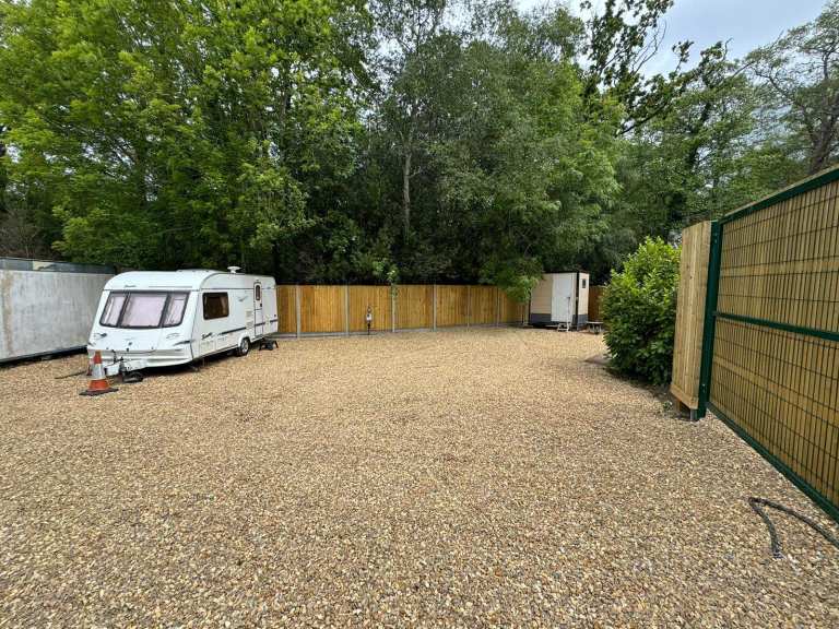 Caravan Parking / Short Stay Accommodation – From £100 PW – Wokingham