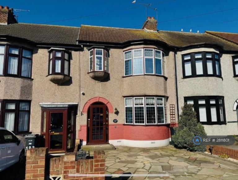 3 bedroom house in Reynolds Avenue, Romford, RM6 (3 bed) (#2811801)