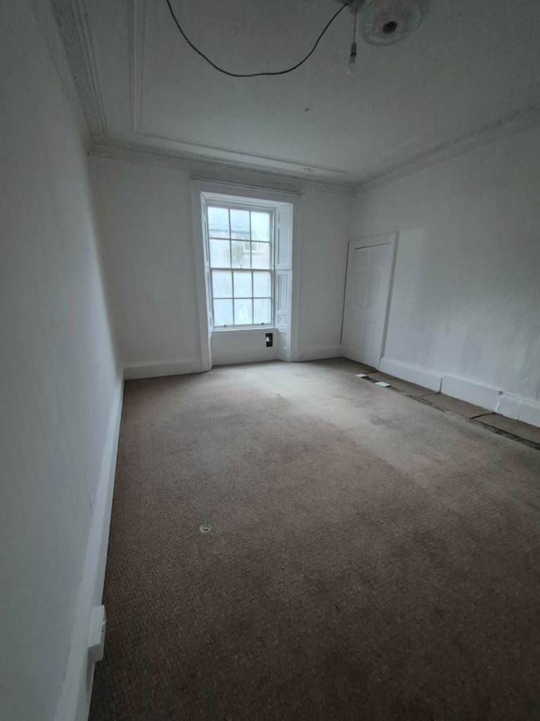 THREE BED LEITH WALK UNFURNISHED