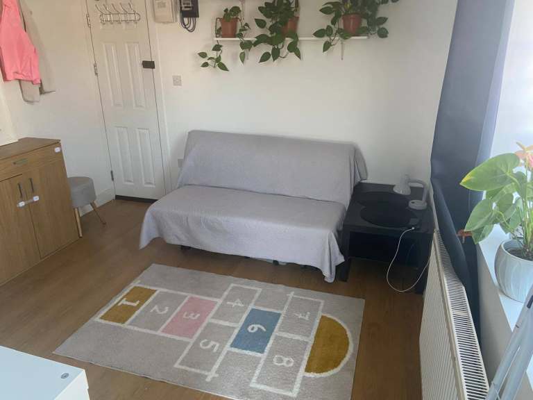 Spacious Unique Bedsit with garden – Bills Included – Opposite Figges Marsh Park Tooting
